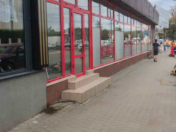 Vă propunem spre închiriere un spațiu comercial situat în Municipiul Focșani, Str. Republicii, nr.16, parter, jud Vrancea, 55 mp